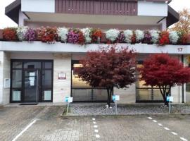 Schön und bequem Wohnung, hotell med parkeringsplass i Althengstett