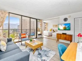 Charming Condo Steps from Waikiki Beach with Parking!