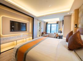 Hotel Golden Dragon – hotel z basenem w mieście Wan-tzu