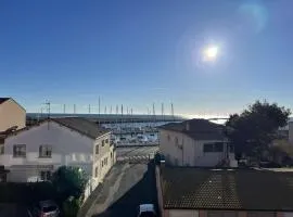 Confortable T2 climatisé, balcon, parking sécurisé, proche plage et commerces - FR-1-701-37