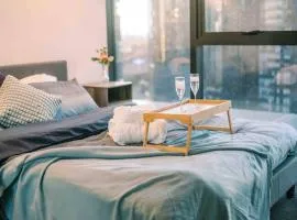 Southbank Serenity 2BR, FREE Parking, and Wi-Fi