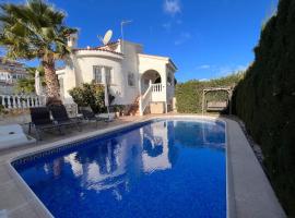 Beautiful holiday home in Ciudad Quesada with private pool, nhà nghỉ dưỡng gần biển ở Ciudad Quesada