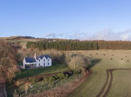 Greenmyre Farmhouse with Hot Tub, casă de vacanță din Kirriemuir