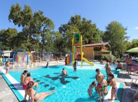 Dkamping Village - International Camping Ispra, pezsgőfürdős hotel Isprában