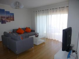 Algarve T2 apartment with pool and balcony in Olh&atilde;o