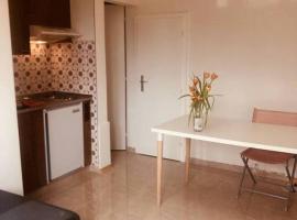 Sweet, light, simple studio- free parking nearby, semesterboende i Lausanne