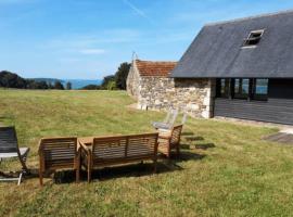 Large farmhouse with garden and sea view for 8 people, feriebolig i Locquénolé