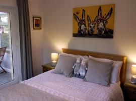 Cosy Stone Cottage, The Bungalow Perrotts Brook, hotel dengan parking di Cirencester