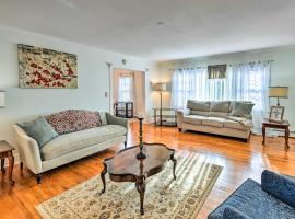 Charming Elmsford Home about 23 Mi to Manhattan!、エルムスフォードのホテル