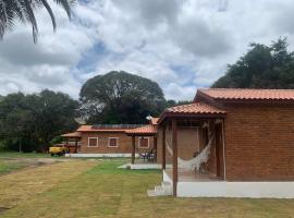 Chalé Topázio no Recanto Diamantina entre Palmeiras e Capão, cabaña o casa de campo en Palmeiras