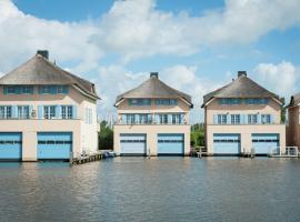 Shiphouse Villa near Stavoren on the water with beautiful view, hotel en Stavoren