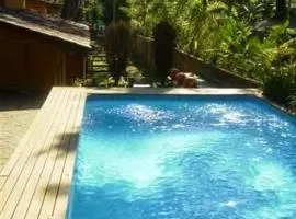 Casa na praia de Camburi em condomínio com piscina