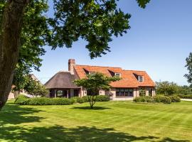 Hoeve den Akker - luxueuze vakantiewoningen met privétuinen en alpaca's nabij Brugge, Damme, Knokke, Sluis en Cadzand, хотел в Даме