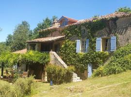 Idyllic farmhouse in woods - private heated pool, hotelli kohteessa Blanquefort-sur-Briolance