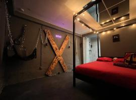 Les 50 nuances de rouge LOVEROOM, povoljni hotel u gradu Souppes-sur-Loing