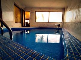 El Aprisco, con piscina climatizada en Hueva-Guadalajara โรงแรมในHueva