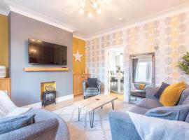 Bright, fresh, renovated 3 bedroom apartment in the heart of Montrose, hotell i Angus