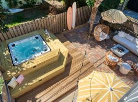 Luxury Villa 3 Blocks from the Beach with Hot Tub a Fire Pit and Outdoor Oasis, hotelli kohteessa Cape Canaveral
