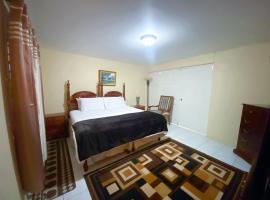 Russell Heights Vacation Home, hotell i Kingston