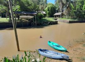 Casa en el delta con acceso terrestre, hotel en Belén de Escobar