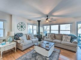 Lakefront Home with Gorgeous Sunsets, Kayaks, and Pier, hotell i Fort Atkinson