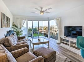 San Clemente Condo with Gorgeous Views Near Beach!、サンクレメンテのコンドミニアム