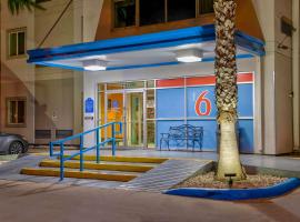 Motel 6-Eagle Pass, TX - Lakeside, hotel di Eagle Pass