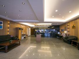 Jiuning Business Hotel, bed & breakfast i Tainan