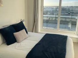2BR 2BA Top Floor Penthouse Apartment in RG2 - Ideal for Business Travellers & Contractors, Free Parking & Sleeps Up To 6