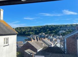 Seapink, Kingsand; luxury Cornish cottage with seaviews, bbq & paddleboards โรงแรมในKingsand