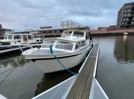 Süsses Motorboot - Bremen Überseestadt