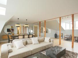 Unique 5 Bedroom Apartment w Exposed Beams in Copenhagen, Hotel in Kopenhagen