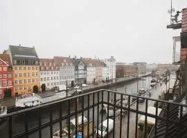 Modern 3BR Duplex Apartment in Nyhavn w Private Balcony