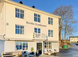 Awesome Apartment In Herdla With Kitchen, hotel sa parkingom u gradu Herlø
