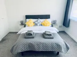 Aylesbury Apartment for Contractors and Holidays - FREE Parking for cars and vans
