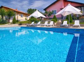 Royal Villas โรงแรมที่มีสระว่ายน้ำในBryastovets