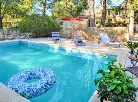 Lovely Home In Mornas With Outdoor Swimming Pool: Mornas şehrinde bir tatil evi