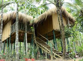 Greenways Tree House and Mud House, homestay di Chekadi