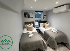 Aisiki Apartments at Stanhope Road, North Finchley, Multiple 2 or 3 Bedroom Pet Friendly Duplex Flats, King or Twin Beds with Aircon & FREE WIFI, hotel que aceita pets em Finchley
