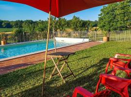 Awesome Home In Saint-bonnet With Outdoor Swimming Pool, Private Swimming Pool And 4 Bedrooms, semesterhus i Saint-Bonnet