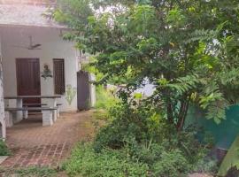 funk monk homestay, hotel amb aparcament a Auroville