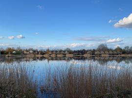 Cotswolds Lakehouse, with hot tub & spa access, Lower Mill Estate, séjour à la campagne à Somerford Keynes