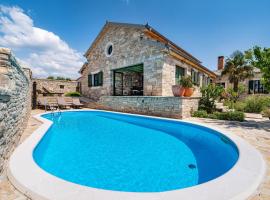 Stunning Home In Lisicic With 3 Bedrooms, Wifi And Outdoor Swimming Pool, hotel in Lisičići