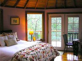 Bella Luna Mountain Retreat, hotel in Santa Rosa