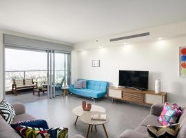 Deluxe & Terrace with City Overview by FeelHome, hotel a Holon