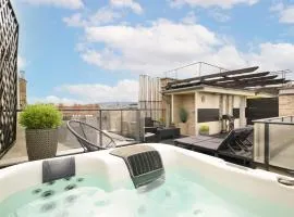 Triplex, Rooftop with Parlament view & Jacuzzi