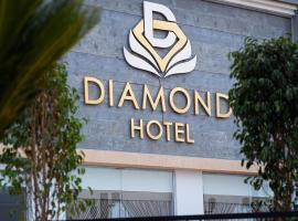 Diamond Land Hotel, hotelli Madinat Al Ashir min Ramadanissa lähellä maamerkkiä Abū al Akhḑar