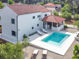 Stunning Apartment In Zrnovo With Wifi, Hotel in Žrnovo