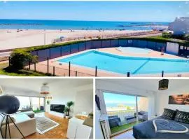 Appartement 1ere ligne piscine terrasse au bord de la plage front de mer avec vélos