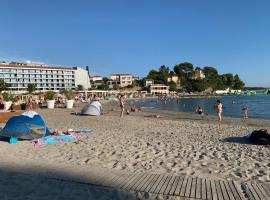 Apartment Frida Rab, hotel vicino alla spiaggia a Banjol